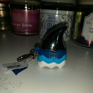 Shark fin pocketbac holder